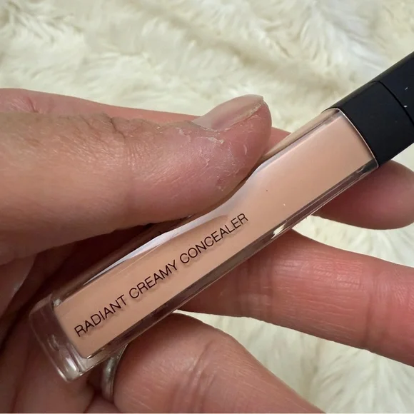 NARS 
Radiant Creamy Concealer with Hydrating Medium Coverage Honey - L3 - - Picture 3 of 5